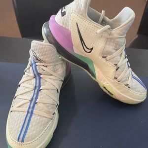Nike Lebron 17 Low “Glow in the Dark”